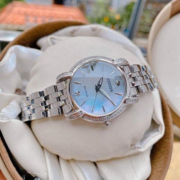 Estate $650 Citizen Ladies Diamond 30mm Watch! - Picture 3 of 6